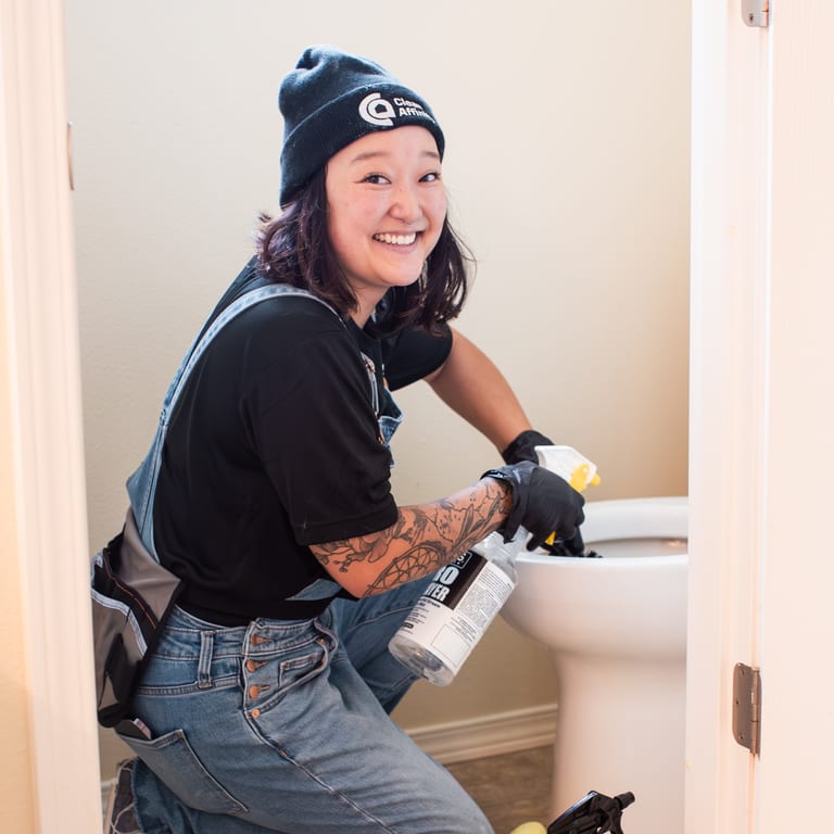 cleaner-cleaning-bathroom-oregon-city